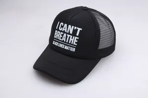 Detailansicht des I CAN'T BREATHE Aufdrucks auf schwarzer Mesh Trucker Cap mit Schaumstoff