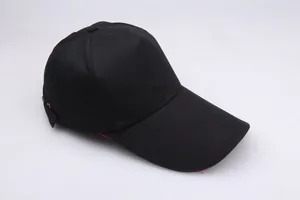 Detail der Baseballkappe mit verlängertem schwarzen Schirm und roter Unterseite