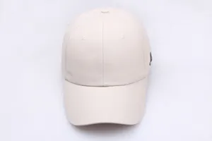 Détail de la casquette de baseball en toile beige avec broderie latérale artistique