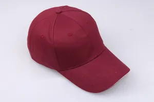 Draufsicht einer weinroten Baumwoll-Baseballkappe mit sechs Paneelen und Ziernähten