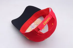 Detailansicht der rot-schwarzen Baseballkappe mit verstellbarem Gurt und Goldstickerei