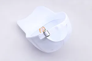 Détail de la boucle métallique réglable et de la sangle sur la casquette pêche blanche