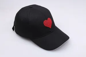 Schwarze Baseballkappe mit 3D-Herz-Stickerei in Rot und verstellbarer Metallschnalle