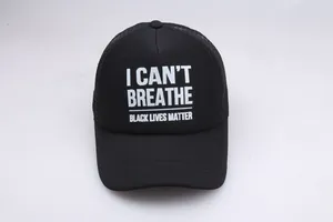 Detail der Black Lives Matter Trucker-Cap mit atmungsaktivem Mesh und weißem Aufdruck