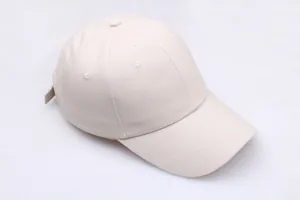 Détail de casquette de baseball en coton beige avec coutures renforcées et sangle réglable