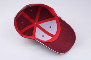 Innenansicht einer burgunderroten Baseballkappe mit Nähten und weißem Stützgewebe