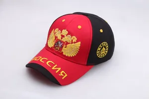 Detail der russischen Adler-Goldstickerei auf rot-schwarzer Baseballkappe mit Text