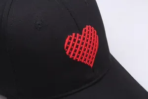 Klassische schwarze Baseballkappe mit 3D-Herzstickerei auf Baumwollgewebe für Damen