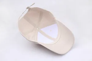 Détail de la structure intérieure à six panneaux et boucle en métal de la casquette beige
