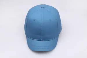 Draufsicht auf eine hellblaue Kurzschirm-Baseballkappe aus Baumwoll-Twill