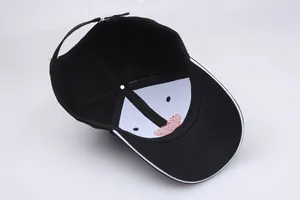 Schwarze Baseballkappe Innenansicht mit weißem Futter, Bestickung und Metallschnalle