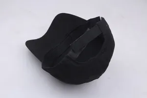 Detail der verstellbaren Klettverschluss-Rückseite der schwarzen Baseballkappe für optimalen Sitz