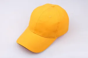 Detailansicht einer hellgelben Baumwoll-Baseballkappe mit gebogener Krempe und Nähten