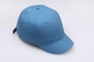 Detail der blauen Baumwoll-Basecap mit kurzem Schirm, Oberknopf und Belüftungslöchern