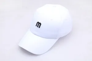Detail van het zwarte letter M borduursel op een witte katoenen baseballpet voor heren