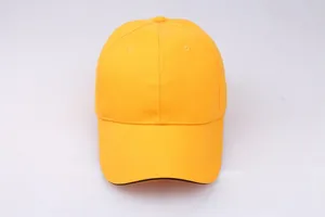 Frontansicht der gelben Baumwoll-Baseballkappe mit schwarzem Rand und Belüftungslöchern