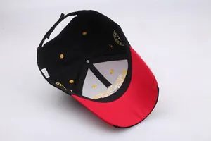 Detaillierte Innenseite einer schwarz-roten Baseballkappe mit goldener Adler-Stickerei