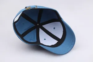 Innendetails der blauen Baumwoll-Basecap mit verstärkter Front und goldener Schnalle