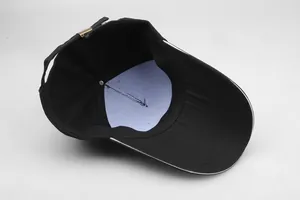 Detailansicht der schwarzen Baseballkappe mit weißem Innenfutter und Metall-Einstellschnalle