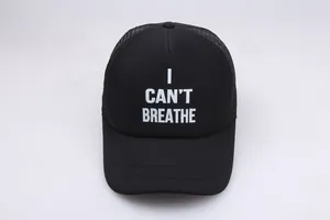 Nahaufnahme der schwarzen Trucker-Cap mit I CAN'T BREATHE Aufdruck und atmungsaktivem Netz