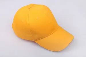 Detailansicht der Nähte und Belüftungslöcher einer leuchtend gelben Baumwoll-Baseballkappe
