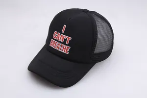 Detail des I CAN'T BREATHE Aufdrucks auf schwarzer Mesh Trucker Cap mit Schaumstoff