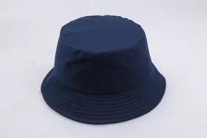 Nahaufnahme des dunkelblauen Sonnenhuts aus robustem Twill mit verstärkter Krempe