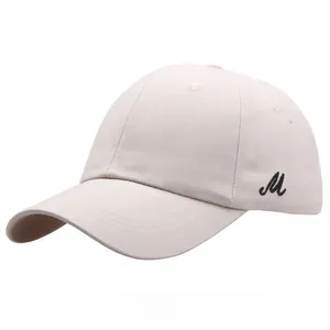 Casquette de baseball beige avec broderie M noire et visière courbée pare-soleil
