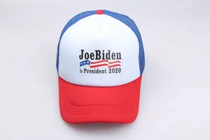 Detailansicht des Joe Biden for President 2020 Aufdrucks auf der Mesh-Trucker-Kappe
