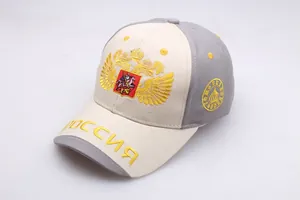 Detail des bestickten goldenen Doppeladler-Wappens und russischen Textes auf der Kappe