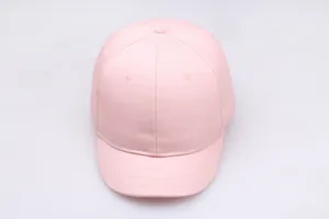 Detailansicht der rosa Baseballkappe mit gleichmäßigen Nähten und Sechs-Panel-Struktur