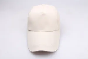 Detaillierte Frontansicht der Nähte und der 6-Panel-Konstruktion der beigen Baseballkappe