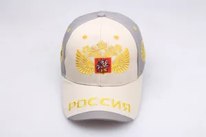 Detailansicht der gelben russischen Doppeladler-Stickerei auf einer beigen Kappe