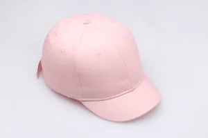 Nahaufnahme einer hellrosa Baseballkappe mit kurzem Schirm und Canvas-Textur