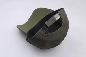Detailansicht der armeegrünen taktischen Baseballkappe mit verstellbarem Klettverschluss