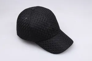 Cappellino da baseball nero in mesh traspirante con design traforato e visiera classica