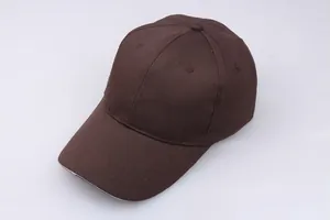 Detaillierte Nahaufnahme der dunkelbraunen Baumwoll-Baseballkappe mit Nähten und 6-Panel-Design