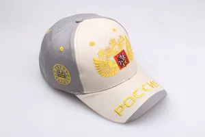 Detaillierte gelbe Stickerei des russischen Wappens auf einer grauen Baseballkappe