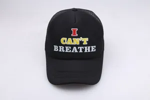 Detail der atmungsaktiven schwarzen Mesh-Trucker-Kappe mit I Can't Breathe Slogan