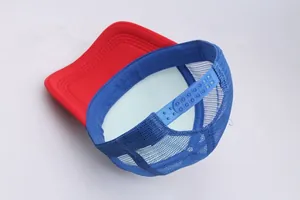 Detailansicht der rot-blauen Trucker-Kappe mit verstellbarem Verschluss und Mesh-Gewebe