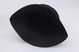 Detail van de binnenkant van de zwarte vissershoed met versterkte stiksels op de hoedrand