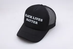 Schwarze Trucker-Kappe mit Mesh-Rückseite und weißem Black Lives Matter-Aufdruck vorne