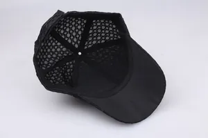 Struttura interna di un cappellino da baseball in mesh nero con cuciture a sei pannelli