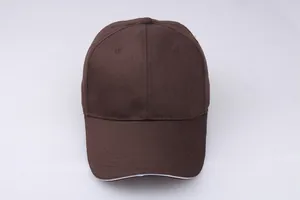 Detail einer dunkelbraunen 6-Panel-Baumwoll-Basecap mit weißem Sandwich-Schirm-Detail