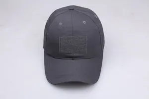 Detailansicht der dunkelgrauen taktischen Baseballkappe mit Klettfläche vorne
