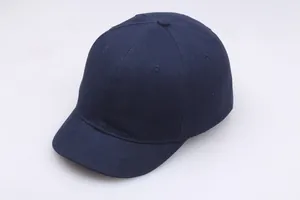 Detailansicht der dunkelblauen Kurzschirm-Basecap mit Fokus auf die Baumwolltextur