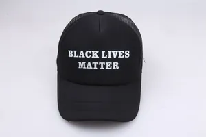 Black Lives Matter Trucker Cap in Schwarz mit atmungsaktivem Mesh und weißem Schriftzug
