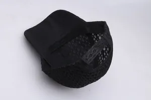 Vista interna che mostra la trama a rete traspirante e il cinturino regolabile del cappello
