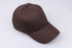 Detailansicht einer dunkelbraunen Baumwoll-Baseballkappe mit verstärktem Schirm