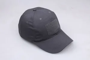 Detail der dunkelgrauen taktischen Baseballkappe mit Ripstop-Gewebe und Klettverschluss